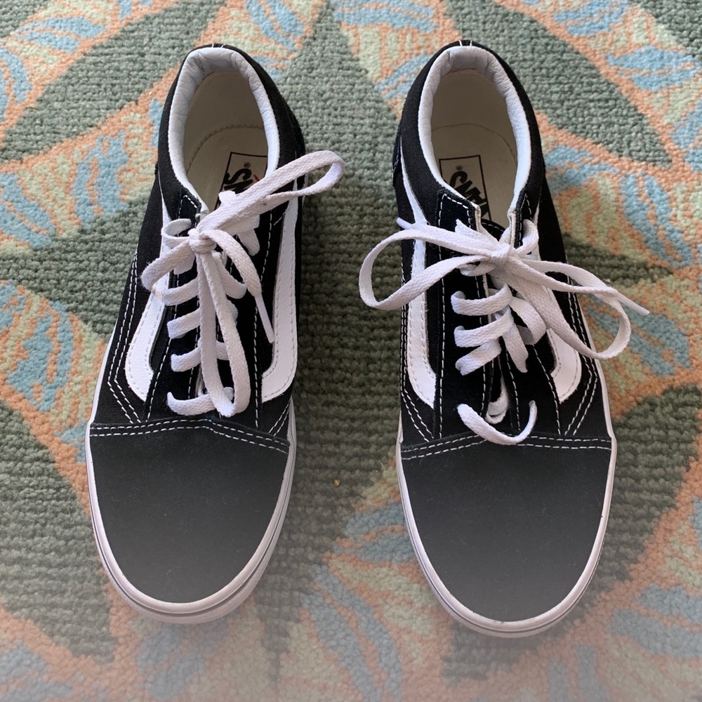 Girls black and white Vans Old Sokol sneakers.